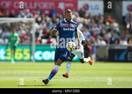 Swansea, Wales, UK. 13. Mai, 2018. Erik Pieters von Stoke City in Aktion. Premier League match, Swansea City v Stoke City in der Liberty Stadium in Swansea, Südwales am Sonntag, den 13. Mai 2018. Dieses Bild dürfen nur für redaktionelle Zwecke verwendet werden. Nur die redaktionelle Nutzung, eine Lizenz für die gewerbliche Nutzung erforderlich. Keine Verwendung in Wetten, Spiele oder einer einzelnen Verein/Liga/player Publikationen. pic von Andrew Obstgarten/Andrew Orchard sport Fotografie/Alamy leben Nachrichten Stockfoto