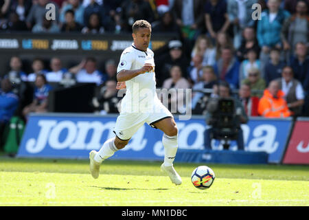 Swansea, Wales, UK. 13. Mai, 2018. Wayne Routledge von Swansea City in Aktion. Premier League match, Swansea City v Stoke City in der Liberty Stadium in Swansea, Südwales am Sonntag, den 13. Mai 2018. Dieses Bild dürfen nur für redaktionelle Zwecke verwendet werden. Nur die redaktionelle Nutzung, eine Lizenz für die gewerbliche Nutzung erforderlich. Keine Verwendung in Wetten, Spiele oder einer einzelnen Verein/Liga/player Publikationen. pic von Andrew Obstgarten/Andrew Orchard sport Fotografie/Alamy leben Nachrichten Stockfoto