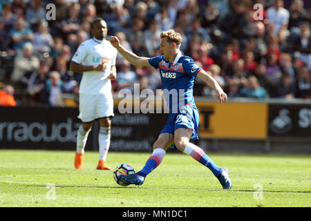 Swansea, Wales, UK. 13. Mai, 2018. Darren Fletcher von Stoke City in Aktion. Premier League match, Swansea City v Stoke City in der Liberty Stadium in Swansea, Südwales am Sonntag, den 13. Mai 2018. Dieses Bild dürfen nur für redaktionelle Zwecke verwendet werden. Nur die redaktionelle Nutzung, eine Lizenz für die gewerbliche Nutzung erforderlich. Keine Verwendung in Wetten, Spiele oder einer einzelnen Verein/Liga/player Publikationen. pic von Andrew Obstgarten/Andrew Orchard sport Fotografie/Alamy leben Nachrichten Stockfoto