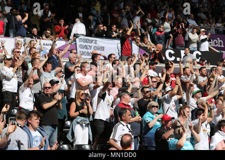 Swansea, Wales, UK. 13. Mai, 2018. Swansea City Fans. Premier League match, Swansea City v Stoke City in der Liberty Stadium in Swansea, Südwales am Sonntag, den 13. Mai 2018. Dieses Bild dürfen nur für redaktionelle Zwecke verwendet werden. Nur die redaktionelle Nutzung, eine Lizenz für die gewerbliche Nutzung erforderlich. Keine Verwendung in Wetten, Spiele oder einer einzelnen Verein/Liga/player Publikationen. pic von Andrew Obstgarten/Andrew Orchard sport Fotografie/Alamy leben Nachrichten Stockfoto