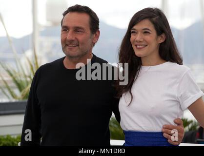 Cannes, Frankreich. 13. Mai, 2018. Cannes, Frankreich. 13. Mai, 2018. Direktor Gilles Lellouche und Schauspielerin Mélanie Doutey im Le Grand Bain (Waschbecken oder Schwimmen) film Foto bei der 71St Cannes Film Festival, Sonntag, den 13. Mai 2018, Cannes, Frankreich. Foto: Doreen Kennedy Credit: Doreen Kennedy/Alamy leben Nachrichten Stockfoto