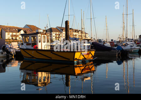 Aberystwyth, Ceredigion, Wales, Großbritannien, 13. Mai 2018 Deutschland Wetter: Reflexionen im Hafen als Aberystwyth genießt, blauer Himmel und Sonnenschein an diesem Abend. © Ian Jones/Alamy Leben Nachrichten. Stockfoto