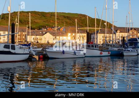 Aberystwyth, Ceredigion, Wales, Großbritannien, 13. Mai 2018 Deutschland Wetter: Reflexionen im Hafen als Aberystwyth genießt, blauer Himmel und Sonnenschein an diesem Abend. © Ian Jones/Alamy Leben Nachrichten. Stockfoto