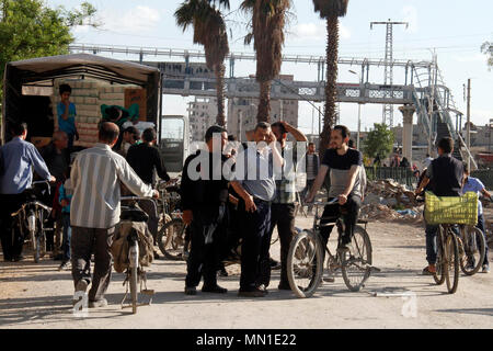 Damaskus, Syrien. 13. Mai, 2018. Syrer fahren Fahrräder in Douma Bezirk, östlich von Damaskus, Syrien, am 13. Mai 2018. In der ehemals von den Rebellen gehaltenen Stadtteil Douma, Fahrzeuge mit kein Kraftstoff wurde während des Krieges, der Menschen zu Fahrräder als alternative Transportmittel geschoben menschenleer. Credit: Hummam Sheikh Ali/Xinhua/Alamy leben Nachrichten Stockfoto