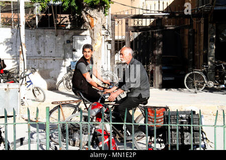 Damaskus, Syrien. 13. Mai, 2018. Syrer fahren Fahrräder in Douma Bezirk, östlich von Damaskus, Syrien, am 13. Mai 2018. In der ehemals von den Rebellen gehaltenen Stadtteil Douma, Fahrzeuge mit kein Kraftstoff wurde während des Krieges, der Menschen zu Fahrräder als alternative Transportmittel geschoben menschenleer. Credit: Hummam Sheikh Ali/Xinhua/Alamy leben Nachrichten Stockfoto