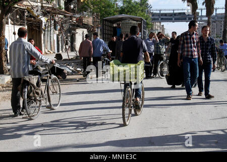 Damaskus, Syrien. 13. Mai, 2018. Syrer fahren Fahrräder in Douma Bezirk, östlich von Damaskus, Syrien, am 13. Mai 2018. In der ehemals von den Rebellen gehaltenen Stadtteil Douma, Fahrzeuge mit kein Kraftstoff wurde während des Krieges, der Menschen zu Fahrräder als alternative Transportmittel geschoben menschenleer. Credit: Hummam Sheikh Ali/Xinhua/Alamy leben Nachrichten Stockfoto