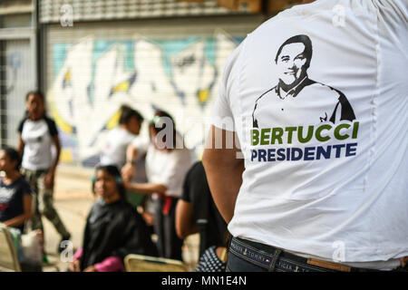 Caracas, Distrito Capital, Venezuela. 13. Mai, 2018. Ein Anhänger gesehen, ein T-Shirt, unterstützt von Javier Bertucci der Präsident zu werden. Präsidentschaftskandidat, Javier Bertucci, machte eine Aktivität in Caracas Muttertag zu feiern. In der Aktivität gaben sie Essen zu den Frauen, die teilnahmen, gab es Musik und Friseur. Am kommenden Sonntag, den 20. Mai Präsidentschaftswahlen in Venezuela abgehalten werden. In diesen Wahlen, die Opposition nicht teilnehmen, da er denkt, dass der Wahlprozess ist ein Betrug und es gibt keine Bedingungen, um sie heraus zu tragen. Die unabhängige Kandidaturen von Henri F Stockfoto