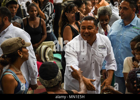 Caracas, Distrito Capital, Venezuela. 13. Mai, 2018. Javier Bertucci gesehen die Interaktion mit seinen Anhängern am Muttertag. Präsidentschaftskandidat, Javier Bertucci, machte eine Aktivität in Caracas Muttertag zu feiern. In der Aktivität gaben sie Essen zu den Frauen, die teilnahmen, gab es Musik und Friseur. Am kommenden Sonntag, den 20. Mai Präsidentschaftswahlen in Venezuela abgehalten werden. In diesen Wahlen, die Opposition nicht teilnehmen, da er denkt, dass der Wahlprozess ist ein Betrug und es gibt keine Bedingungen, um sie heraus zu tragen. Die unabhängige Kandidaturen von Henri und Javier FalcÃ³n Stockfoto