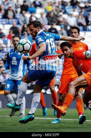 (180514) - Barcelona, 14. Mai 2018 (Xinhua) - der RCD Espanyol Pablo Piatti (C) konkurriert während der spanischen Liga Match zwischen RCD Espanyol und Malaga in Barcelona, Spanien, am 13. Mai 2018. RCD Espanyol gewonnen 4-1. (Xinhua / Joan Gosa) Stockfoto