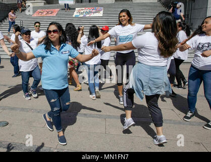 Vancouver, Kanada. 13. Mai, 2018. Wanderarbeitnehmer und ihre Unterstützer nehmen an einem Flash Mob Dance außerhalb der Vancouver Art Gallery am Muttertag in Vancouver, Kanada, 13. Mai 2018. Wanderarbeitnehmer in Vancouver, Edmonton und Toronto in der Flash Mob Dance teil Bewusstsein für die Not in Familie Trennung von Arbeit als Betreuer in Übersee und für dauerhafte Aufenthaltserlaubnis für alle Pflegekräfte und deren Familien zu erhöhen. Credit: Liang Sen/Xinhua/Alamy leben Nachrichten Stockfoto