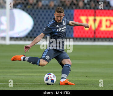 Los Angeles, CA, USA. 13. Mai, 2018. New York City Mittelfeldspieler Alexander Ring #8 Während die Los Angeles Football Club vs New York City Football Club Stadion Banc von Kalifornien in Los Angeles, Ca am 13. Mai 2018. Jevone Moore Quelle: CSM/Alamy leben Nachrichten Stockfoto