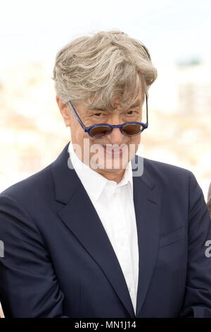 Cannes, Frankreich. 13. Mai, 2018. CANNES, Frankreich - 13. Mai: Regisseur Wim Wenders besucht das Fotoshooting für "Papst Franziskus - ein Mann der sein Wort" während der 71st jährlichen Filmfestspiele von Cannes im Palais des Festivals am 13. Mai 2018 in Cannes, Frankreich. Credit: Frederick Injimbert/ZUMA Draht/Alamy leben Nachrichten Stockfoto
