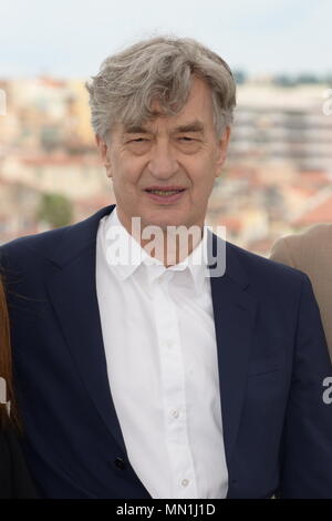 Cannes, Frankreich. 13. Mai, 2018. CANNES, Frankreich - 13. Mai: Regisseur Wim Wenders besucht das Fotoshooting für "Papst Franziskus - ein Mann der sein Wort" während der 71st jährlichen Filmfestspiele von Cannes im Palais des Festivals am 13. Mai 2018 in Cannes, Frankreich. Credit: Frederick Injimbert/ZUMA Draht/Alamy leben Nachrichten Stockfoto