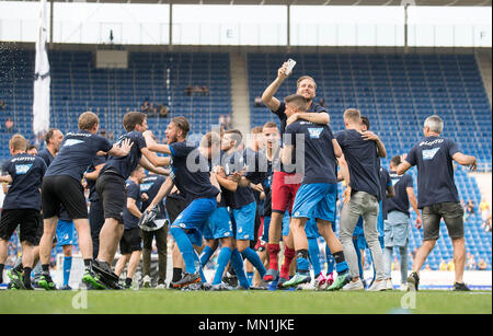 Letzte Jubel 1899, die Spieler feiern und tanzen vor der Fans, Fußball 1. 1. Fussballbundesliga, 34. Spieltag, TSG 1899 Hoffenheim (1899) - Borussia Dortmund (DO) 3:1, am 12.05.2018 in Sinsheim/Deutschland. | Verwendung weltweit Stockfoto