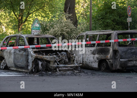 14. Mai 2018, Deutschland, Berlin: Ausgebrannte Autos am Kollwitzplatz im Bezirk Prenzlauer Berg. In den frühen Morgenstunden elf Autos brannten ab. Autos geparkt in der benachbarten Knaackstrasse waren auch entzündet. Da eine politische Motivation ist unterstellt, dass der Staat - Office ist verantwortlich für die Untersuchung. Foto: Paul Zinken/dpa Stockfoto