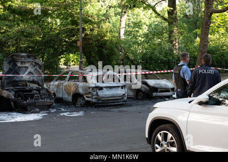 14. Mai 2018, Deutschland, Berlin: Ausgebrannte Autos am Kollwitzplatz im Bezirk Prenzlauer Berg. In den frühen Morgenstunden elf Autos brannten ab. Autos geparkt in der benachbarten Knaackstrasse waren auch entzündet. Da eine politische Motivation ist unterstellt, dass der Staat - Office ist verantwortlich für die Untersuchung. Foto: Paul Zinken/dpa Stockfoto