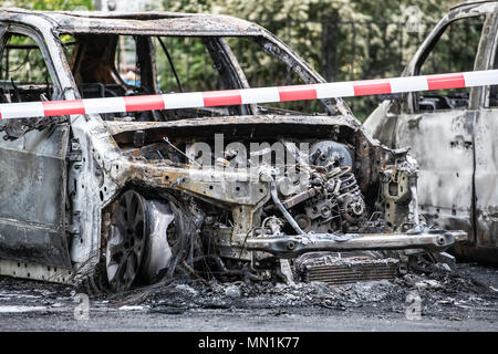 14. Mai 2018, Deutschland, Berlin: Ausgebrannte Autos am Kollwitzplatz im Bezirk Prenzlauer Berg. In den frühen Morgenstunden elf Autos brannten ab. Autos geparkt in der benachbarten Knaackstrasse waren auch entzündet. Da eine politische Motivation ist unterstellt, dass der Staat - Office ist verantwortlich für die Untersuchung. Foto: Paul Zinken/dpa Stockfoto