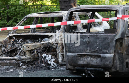 14. Mai 2018, Deutschland, Berlin: Ausgebrannte Autos am Kollwitzplatz im Bezirk Prenzlauer Berg. In den frühen Morgenstunden elf Autos brannten ab. Autos geparkt in der benachbarten Knaackstrasse waren auch entzündet. Da eine politische Motivation ist unterstellt, dass der Staat - Office ist verantwortlich für die Untersuchung. Foto: Paul Zinken/dpa Stockfoto