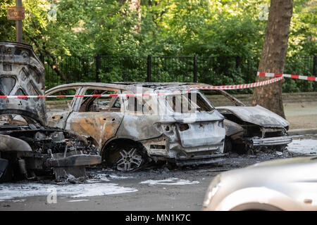 14. Mai 2018, Deutschland, Berlin: Ausgebrannte Autos am Kollwitzplatz im Bezirk Prenzlauer Berg. In den frühen Morgenstunden elf Autos brannten ab. Autos geparkt in der benachbarten Knaackstrasse waren auch entzündet. Da eine politische Motivation ist unterstellt, dass der Staat - Office ist verantwortlich für die Untersuchung. Foto: Paul Zinken/dpa Stockfoto