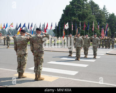 Ich Corps Hosts eine Zeremonie, Aug 8, 2017, zum Generalmajor Mark Stammer in Joint Base Lewis - McChord, Washington. Während der Zeremonie, Stammer erhielt die Legion des Verdienstes von der ich Corps Kommandeur, Generalleutnant Gary Volesky, für seinen Dienst als ich Corps Stellvertretenden Kommandierenden General ab 27. Juni 2016 bis 3. April 2017. (U.S. Armee Foto von Sgt. Uria, Walker, 5 Mobile Public Affairs Abteilung) Stockfoto