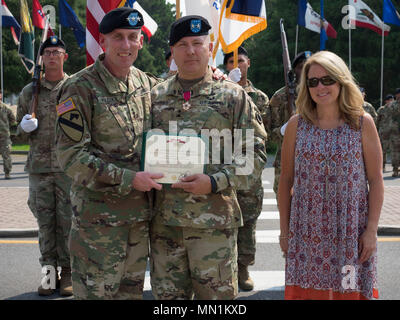 Die I Corps Kommandeur, Generalleutnant Gary Volesky, posiert für ein Foto, Aug 8, 2017, mit dem scheidenden stellvertretenden kommandierenden General ich Korps, Generalmajor Mark stammeln, und seine Frau, Donna, nach der Präsentation seiner Legion of Merit für Service als ich Corps Stellvertretenden Kommandierenden General ab 27. Juni 2016 bis 3. April 2017. (U.S. Armee Foto von Sgt. Uria, Walker, 5 Mobile Public Affairs Abteilung) Stockfoto