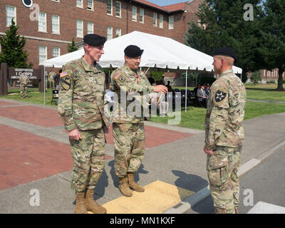 Die Ausgehende ich Corps Stellvertretenden Kommandierenden General, Generalmajor Mark Stammer, ist ein verbrachte Artillerie Gehäuse, Aug 8, 2017, während einer Zeremonie in Ehren Joint Base Lewis-McChord, in Washington vorgestellt. Stammer erhielt auch die Legion des Verdienstes während der Zeremonie und seine Frau, Donna, war der herausragende Zivildienst (US-Medaille ausgezeichnet. Armee Foto von Sgt. Uria, Walker, 5 Mobile Public Affairs Abteilung) Stockfoto