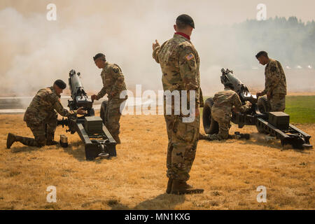 Soldaten aus einer Batterie, 1st Battalion, 37th Field Artillery Regiment, bieten die 15-gun Salute während der Ehrungen Zeremonie, Aug 8, 2017, für den ausgehenden ich Corps Stellvertretenden Kommandierenden General, Generalmajor Mark Stammer, in gemeinsamen Base Lewis-McChord, Washington statt. Während der Zeremonie Stammer die Legion von Verdienst und seine Frau, Donna erhielt, war der herausragende Zivildienst (US-Medaille ausgezeichnet. Armee Foto von Pvt. Adeline Witherspoon, 20 Public Affairs Abteilung) Stockfoto