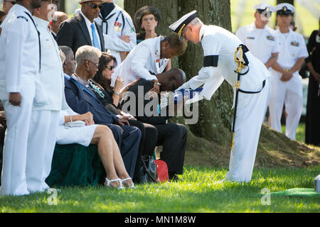 Vice Adm. Thomas J. Moore, Commander, Naval Sea Systems Command, präsentiert die amerikanische Flagge zu Darrel Martin während der GRAVESIDE Service für seinen Sohn, U.S. Navy Petty Officer 1st Class Xavier A. Martin auf dem Arlington National Cemetery, Arlington, Va., Aug 9, 2017. Martin ging als die USS Fitzgerald in einem Zusammenstoß mit der Philippinischen beteiligt war-Flagge fahrenden Handelsschiffe ACX Crystal, Überschwemmungen die liegestelle Fach er besetzt wurde. Martin war mit standard Ehren in Abschnitt 60 begraben. (U.S. Armee Foto von Elizabeth Fraser/Arlington National Cemetery/freigegeben) Stockfoto