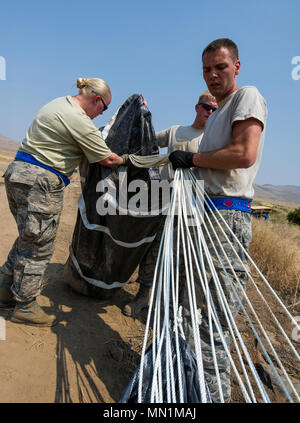 Us Air Force Piloten ein Fallschirm wiederherstellen, nachdem mehrere Container Delivery System (CDS) zum lastenabwurf in Yakima Training Center, Washington, 8. August 2017. Mehr als 3.000 Flieger, Soldaten, Seemänner, Marinesoldaten und internationalen Partnern liefen auf den Staat Washington zur Unterstützung der Mobilität der Guardian. Die Übung soll die Fähigkeiten der Mobilität Luftstreitkräfte zu testen schnelle globale Mobilität Missionen in dynamischen, angefochtenen Umgebungen auszuführen. Mobilität Guardian Air Mobility Command's Premier Übung, eine Chance für die Mobilität Luftstreitkräfte mit gemeinsamen und internationalen zu trainieren Stockfoto