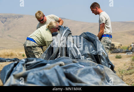 Us Air Force Piloten ein Fallschirm wiederherstellen, nachdem mehrere Container Delivery System (CDS) zum lastenabwurf in Yakima Training Center, Washington, August 8, 2017. Mehr als 3.000 Flieger, Soldaten, Seemänner, Marinesoldaten und internationalen Partnern liefen auf den Staat Washington zur Unterstützung der Mobilität der Guardian. Die Übung soll die Fähigkeiten der Mobilität Luftstreitkräfte zu testen schnelle globale Mobilität Missionen in dynamischen, angefochtenen Umgebungen auszuführen. Mobilität Guardian Air Mobility Command's Premier Übung, eine Chance für die Mobilität Luftstreitkräfte mit gemeinsamen und internationalen p zu trainieren Stockfoto