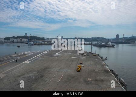 170809-N-PJ 626-142 Bucht von Tokio, Japan (Aug. 9, 2017) Der Flugzeugträger USS Ronald Reagan (CVN 76) kommt beim Flotte Aktivitäten Yokosuka nach seiner geplanten Patrouille. Der Ronald Reagan Carrier Strike Group 85 Tage Streik Gruppe Operationen im westlichen Pazifik, einschließlich der Gewässer südlich von Japan, dem philippinischen Meer und dem Südchinesischen Meer. (U.S. Marine Foto von Mass Communication Specialist 3. Klasse Kaila Peters/Freigegeben) Stockfoto