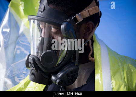 Us Air Force Senior Airman Jesaja Flamen, 18 Luft- und Raumfahrtmedizin Squadron bioenvironmental engineering Techniker, eine Ebene zieht - eine Klage bei einem gefährlichen Materialien incident Übung vom 3. August 2017, bei Kadena Air Base, Japan. Vitalparameter werden vor dem Anziehen persönliche Schutzausrüstung, um sicherzustellen, dass der Benutzer für die physischen Anforderungen der Durchführung von Aufgaben in der Anzug passt wird überprüft. (U.S. Air Force Foto von älteren Flieger John linzmeier) Stockfoto