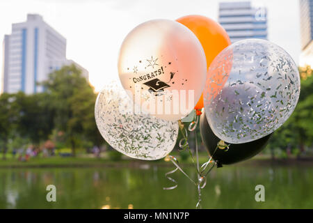 Dekorative Ballons für Staffelung gegen den Blick auf den Park Stockfoto