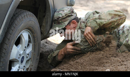 Pvt. Austin Mesic hilft dabei, eine festsitzende Autofahrer während seiner jährlichen Trainings im Camp Äsche, Michigan, 5. August 2017 dig. Mesic ist ein Infanterist mit 2Nd Platoon, Alpha Company, 126 Infanterie Regiment, in Detroit, Michigan. Mesic verwendet seine militärische Ausbildung und die Entschlossenheit, die gestrandeten Fahrer zu helfen. Northern Strike17 ist ein National Guard Bureau - geförderte Übung vereint rund 5.000 Service Mitglieder aus 13 Mitgliedstaaten und fünf Koalition Ländern während der ersten beiden Wochen im August 2017 im Camp Äsche gemeinsame Manöver Training Center und die alpena Combat Readiness Training Stockfoto