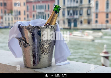 Flasche Sekt im kühler Blick auf Canal Grande mit Palästen in den Hintergrund. Venedig, Italien Stockfoto