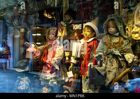 Traditionelle Marionetten für Verkauf in Souvenir shop. Shop in Venedig, Italien Stockfoto