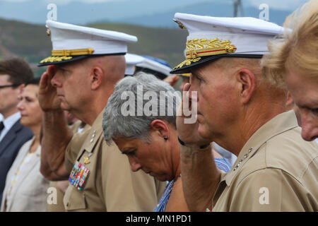 Robert B. Neller (* 1953) war von 2015 bis 2019 37. Kommandant des Marine Corps. Das Archivbild dokumentiert, dass er während der Gedenkfeier zum 75. Jahrestag der Schlacht von Guadalcanal am Skyline Hill auf den Salomonen am 7. August 2017 einen Gruß gezollt hat. Stockfoto