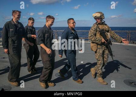 Lance Cpl. Curtis D. Patton, ein Motor Transport Operator, Leitfäden Umsiedler Rolle Spieler durch eine Evakuierung Control Center während der Evakuierung noncombatant Betrieb Ausbildung an Bord der USS Ashland (LSD 48), während in den Pazifischen Ozean, 2. August 2017 im Gange. CLB-31, die Logistik Combat Element für die 31 Marine Expeditionary Unit, spezialisiert auf eine Vielzahl von Kampf- und nicht-bekämpfung Missionen, einschließlich NEO. Die 31. MEU Partner mit Amphibischen Squadron 11 der Marine den amphibischen Komponente von Bonhomme Richard Expeditionary Strike Group zu bilden. Die 31. MEU und PHIBRON 11 sind Stockfoto