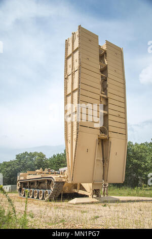 Us-Armee Soldaten der 396 Ingenieur Unternehmen die Bereitstellung eines 60 Fuß scissor Brücke mit einem M60 A1 gepanzertes Fahrzeug gestartet Brücke (AVLB) während des Kampfes Support Training (CSTX) 86-17-02 am Fort McCoy, Wis., 9. August 2017. Mehr als 12.000 Mitglieder aus der US-Army, US Navy, US Marine Corps und sechs andere Länder Ausbildung am Fort McCoy, Wis., als Teil des 84th Ausbildung Befehl CSTX 86-17-02 und AREMEDCOM Global Medic; diese gemeinsame und multi-nationalen Übung ist so konzipiert, um sicherzustellen, dass America's Army Reserve vereint in der Lage sind, zu bekämpfen bereit, und tödlich. (U.S. Armee pho Stockfoto