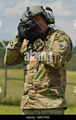 Us-Armee Sgt. TJ Hayer zu Charlie Company, 7th Bataillon, 158 Aviation Regiment, Fort Carson, Co. zugeordnet, Dokumente ein Fahrzeug Extraktion Demonstration der US Air Force Feuerwehrmänner vom Bauingenieur 944th Squadron, Luke AFB, Ariz durchgeführt während der Übung Patriot Krieger bei Sparta/Fort McCoy Flughafen, Wis., 10.08.2017. Patriot Krieger ist ein Air Force Reserve Training übung für Kriegszeiten Fähigkeiten in einer Bereitstellung - style Umwelt zu verbessern und die Fähigkeit der Einheiten Mobilität Luftbrücke und Agile Combat support Fähigkeiten zur Unterstützung der Gemeinsamen theater Operationen zu implementieren bewerten Stockfoto