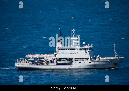 170808-N-WF 272-508 CORAL SEA (Aug. 8, 2017) die Royal Australian Navy Leeuwin-Klasse hydrographische Umfrage Schiff HMAS Melville (A246) führt Verwertungsverfahren zu MV-22 B Osprey Missgeschick verbunden. Die Royal Australian Navy Spiel Diving Team (CDT) 1 wird eine Reihe von Tauchgängen leiten Informationen über den Vorfall, können sie weiterhin abrufen und in die Zukunft retten Der MV-22 B. unterstützen (U.S. Marine Foto von Mass Communication Specialist 2. Klasse Diana Quinlan/Freigegeben) Stockfoto