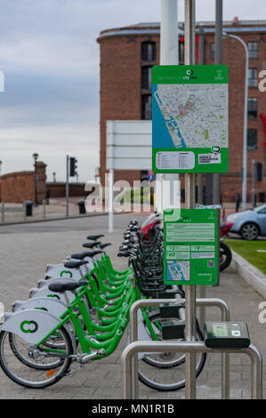 Grün & Weiß elektrische Fahrräder am Albert Dock, Liverpool Stockfoto