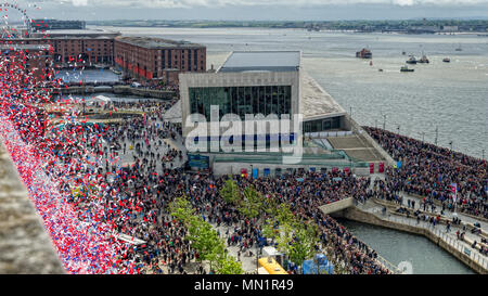 Tausende von Menschen kommen an der Docklands in Liverpool, während die 175 Cunard Jubiläum Stockfoto