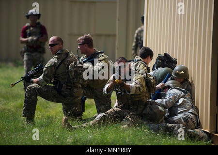 Teilnehmer des "Kommando Herausforderung" zur Verfügung Abdeckung für eine medizinische Team während der 27 Special Operations's Medical Group Rettungssanitäter Rodeo Aug 9, 2017, im Melrose Air Force Range, New Mexico. 21 Mannschaften von Air Force Basen rund um die Welt besucht MAFR und Cannon Air Force Base, New Mexiko, in das EMT-Rodeo zu beteiligen, so dass die Techniker ein breites Sortiment von Szenarien, die ihr Wissen und ihre Ausbildung im medizinischen Bereich zu prüfen. (U.S. Air Force Foto von älteren Flieger Lukas Kitterman/Freigegeben) Stockfoto