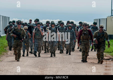 Die Teilnehmer der 27 Special Operations's Medical Group Rettungssanitäter Rodeo zu Melrose Air Force Range, New Mexico August 9, 2017. 21 Mannschaften von Air Force Basen rund um die Welt besucht MAFR und Cannon Air Force Base, New Mexiko, in das EMT-Rodeo zu beteiligen, so dass die Techniker ein breites Sortiment von Szenarien, die ihr Wissen und ihre Ausbildung im medizinischen Bereich zu prüfen. (U.S. Air Force Foto: Staff Sgt. Charles Dickens/Freigegeben) Stockfoto