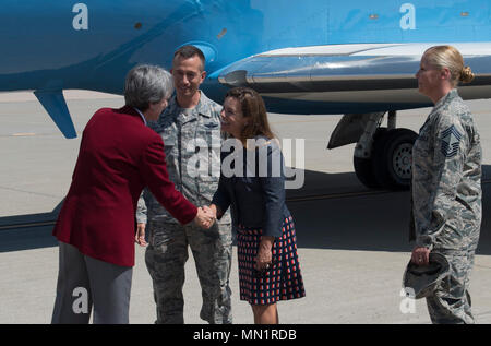 Sekretär der Air Force Heather Wilson, grüßt Oberst Houston Cantwell, 49th Wing Commander, und seine Frau Lisa Cantwell, auf der Holloman Air Force Base, N.M., Aug 8, 2017. Wilson war ein Eintauchen Tour von Holloman und wird hier für ein Live-fly Experiment mit Off-the-shelf Flugzeuge. Die Air Force verfolgt eine Light Attack Fähigkeiten experimentieren Kampagne, die aus unserer Unterstützung der nahen Luft experimentieren Kampagne entwickelt hat. Die Kampagne wird von der Air Force Strategische Planung der Entwicklung und Erprobung unter Air Force Materiel Command geführt. (U.S. Air Force Airman 1st Class Ale Stockfoto