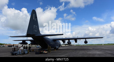 Us Air Force Piloten laden Ausrüstung und der Ladung auf ein HC-130J Bekämpfung König von Moody Air Force Base, Ga, Tyndall Air Force Base, Fla., 10.08.2017. Der HC-130 war Teil der Stealth Guardian, eine Übung mit dem Ziel der Integration der 5. Generation und Rettung Vermögenswerte für die schnelle reale Anwendungen. (U.S. Air Force Foto von älteren Flieger Cody R. Miller/Freigegeben) Stockfoto