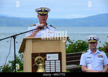 Kapitän William Timmons, Commander, Coast Guard Sektor Columbia River, gibt Erläuterungen während des Memorial der Seeleute in Astoria, Erz, Aug 11, 2017. Der Seeleute Denkmal ehrt alle diejenigen, die die maritime Wirtschaft gedient haben, von militärischen Seeleute, Fischer. U.S. Coast Guard Foto von Petty Officer 2nd class Jonathan Klingenberg. Stockfoto