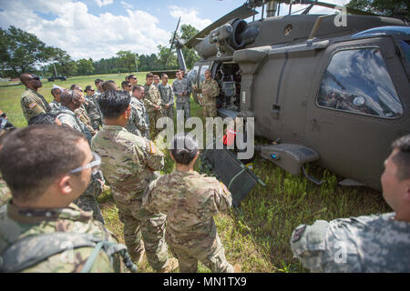 Us-Armee finden Sgt. Juan Rodriguez, 7158 Aviation Company, beauftragt der US-Army Reserve Soldaten aus der 328 Combat Support Hospital (CSH) und 349 CSH über, wie man richtig einen UH-60 Blackhawk Hubschrauber während Combat Support Training (CSTX) 86-17-02 am Fort McCoy, Wis., 10. August 2017. CSTX umfasst mehr als 12.000 service Mitglieder aus der Armee, Marine, Luftwaffe und Marine Corps sowie aus sechs Ländern. CSTX ist ein groß angelegtes Training Event, wo Einheiten taktische Schulung Szenarien speziell für real zu replizieren - Welt Missionen erleben. (U.S. Armee finden Stockfoto