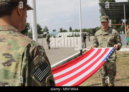 Staff Sgt. Daniel Dornbusch und Staff Sgt. William Gordley mit den 149 militärische Engagement Team klappen Sie die amerikanische Flagge im Rahmen der Abschlussfeier der Übung Steppe Eagle 17 Aug 4, 2017 Illisky Training Center in der Nähe von Almaty, Kasachstan. Stockfoto